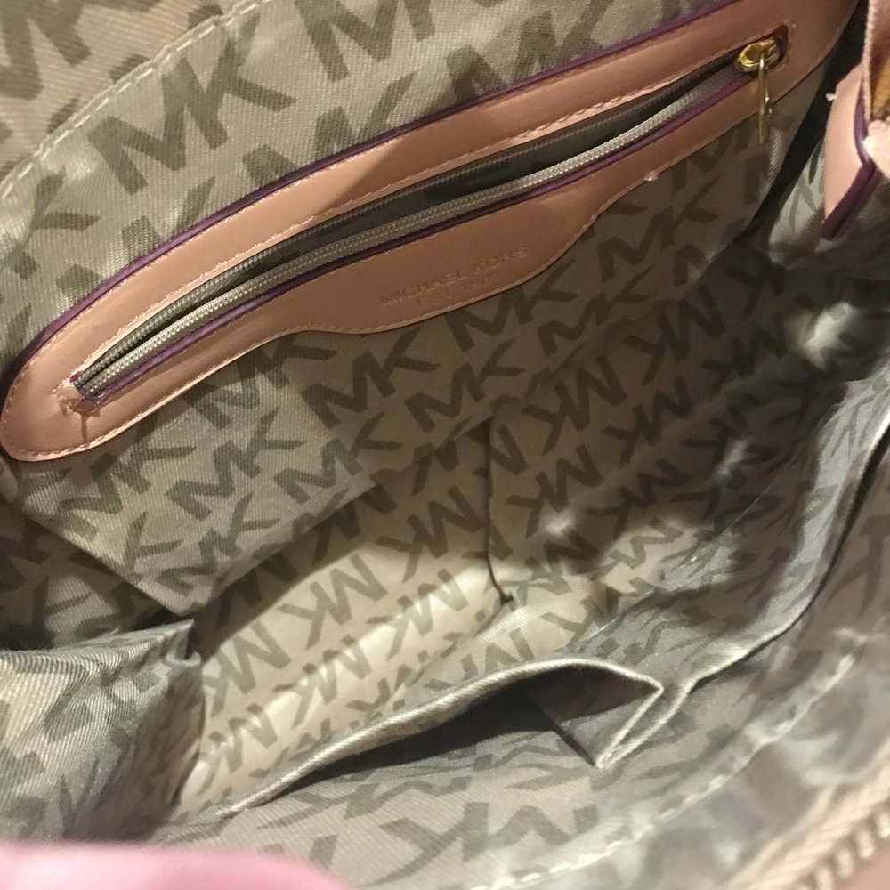 Shoulder bag with gold hardware - Picture 11 of 16